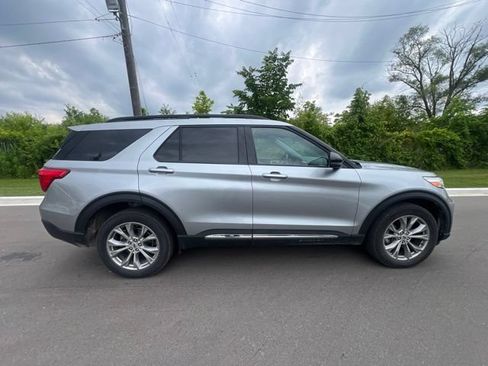 Used 2024 Ford Explorer XLT w/ Equipment Group 202A AWD/4WD image 4