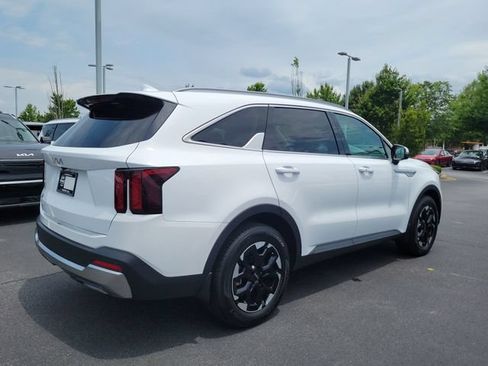 Certified 2025 Kia Sorento S FWD image 4