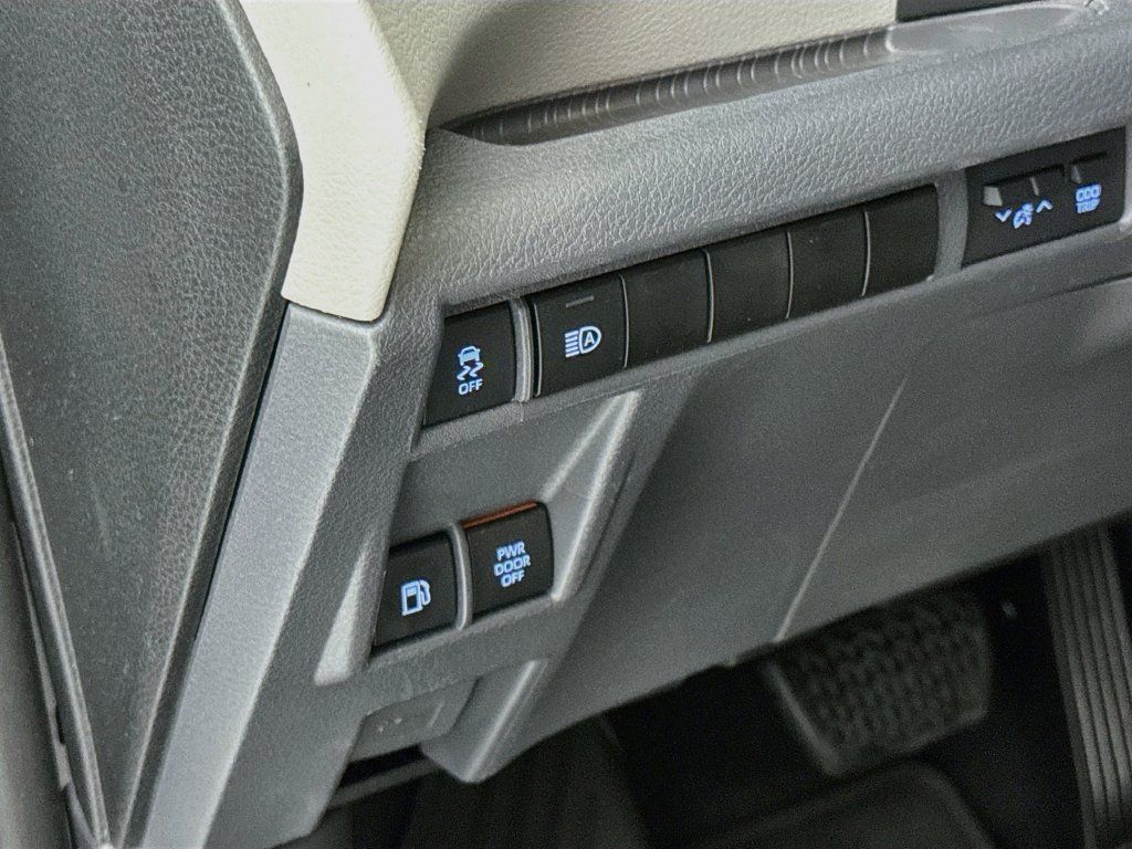 Used 2022 Toyota Sienna XLE FWD image 11