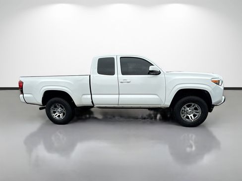 Used 2022 Toyota Tacoma SR AWD/4WD image 2