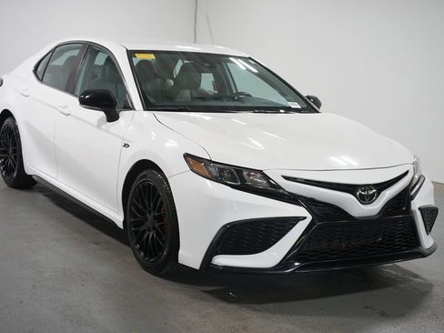 Certified 2022 Toyota Camry SE FWD image 3