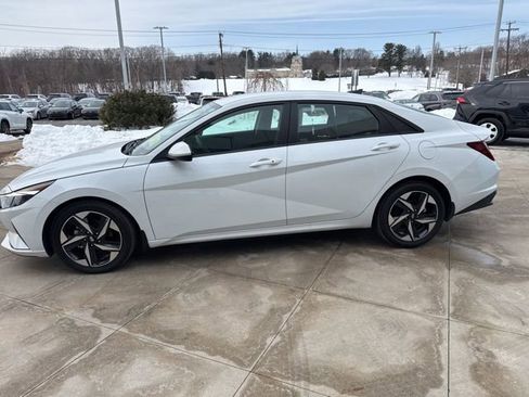 Used 2023 Hyundai Elantra SEL w/ Convenience Package image 4