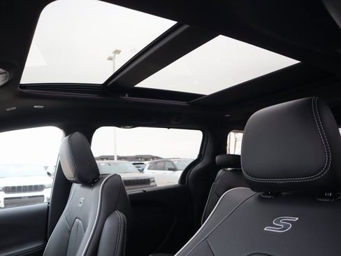 New 2026 Chrysler Pacifica Limited w/ S Appearance Package image 16