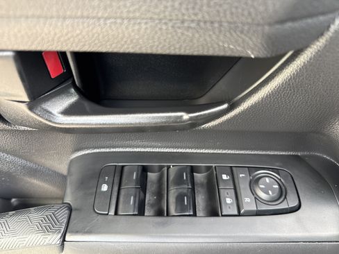 Used 2025 Toyota Tacoma SR5 AWD/4WD image 15