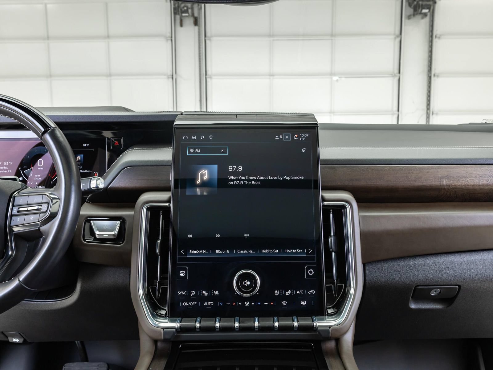 Used 2025 GMC Yukon Denali Ultimate AWD/4WD image 21