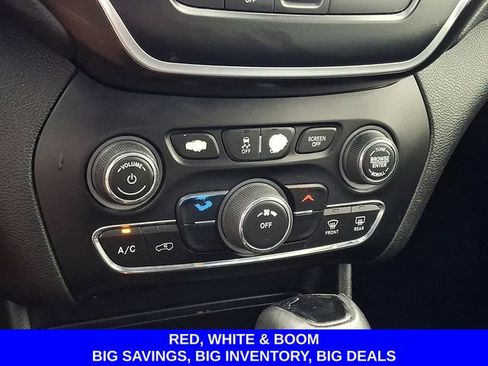 Used 2020 Jeep Cherokee Latitude Plus FWD image 19