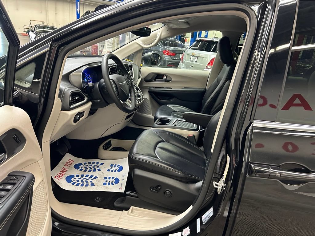 Used 2023 Chrysler Pacifica Touring-L FWD image 16