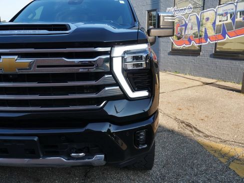 Used 2024 Chevrolet Silverado 2500 High Country AWD/4WD image 3