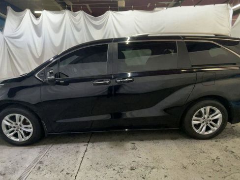 Used 2022 Toyota Sienna Limited image 5