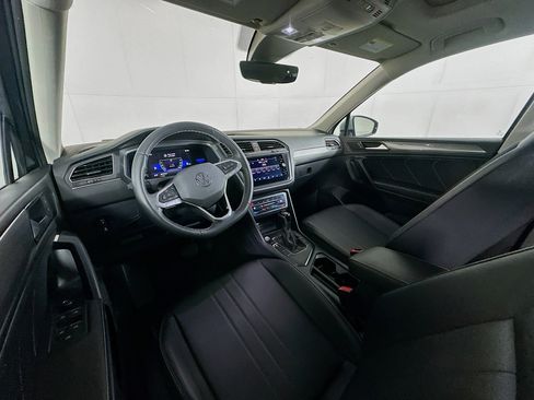 Used 2022 Volkswagen Tiguan SE w/ Panoramic Sunroof Package image 18