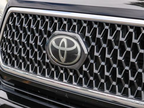 Used 2018 Toyota Tacoma TRD Sport AWD/4WD image 3