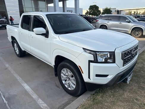 Used 2022 Nissan Frontier SV image 2