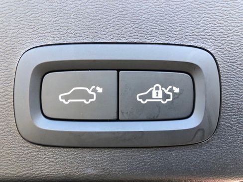 Used 2023 Volvo XC40 B5 Plus w/ Protection Package Premier image 36