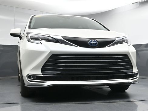 Certified 2021 Toyota Sienna XLE image 25
