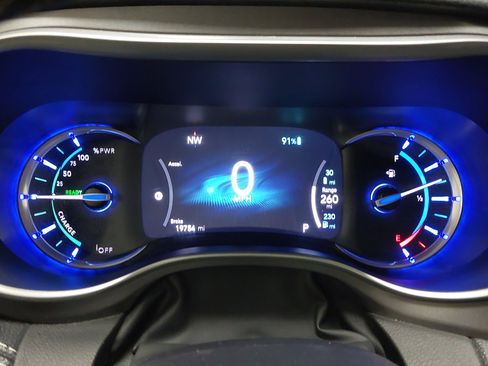 Used 2024 Chrysler Pacifica Select image 18