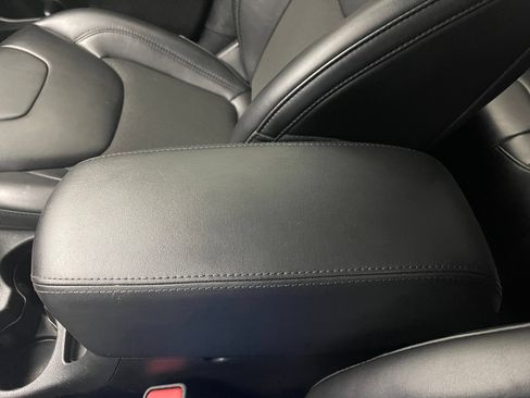 Used 2021 Jeep Cherokee Latitude Plus FWD image 27