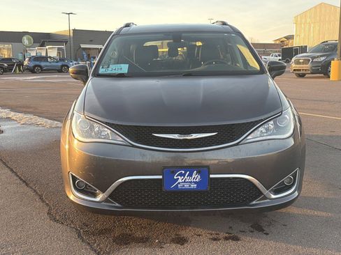 Used 2018 Chrysler Pacifica Touring-L image 6