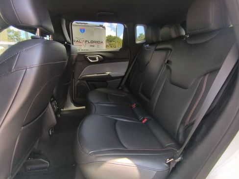 Used 2023 Jeep Compass Latitude AWD/4WD image 15