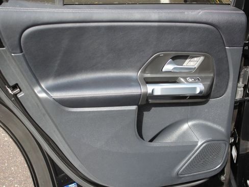 Used 2021 Mercedes-Benz GLB 250 4MATIC image 21