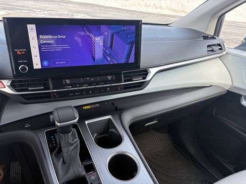 Used 2025 Toyota Sienna XLE image 9