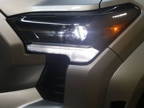 Used 2024 Toyota Tacoma Limited w/ Limited Package (LT) image 12