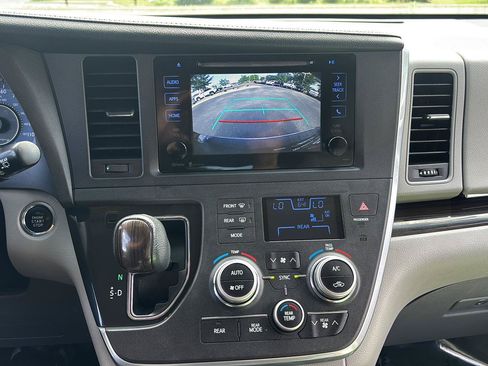 Used 2015 Toyota Sienna XLE AWD/4WD image 34