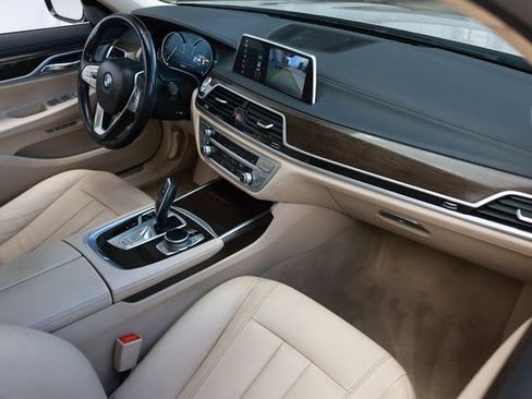 Used 2018 BMW 740i image 21