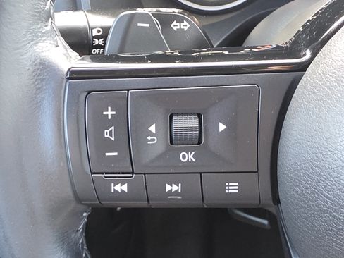 Used 2023 Nissan Rogue SL w/ SL Premium Package image 16