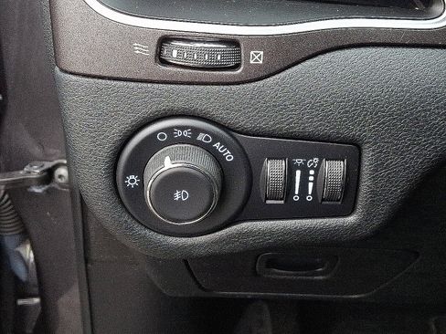 Used 2022 Jeep Cherokee Trailhawk AWD/4WD image 26
