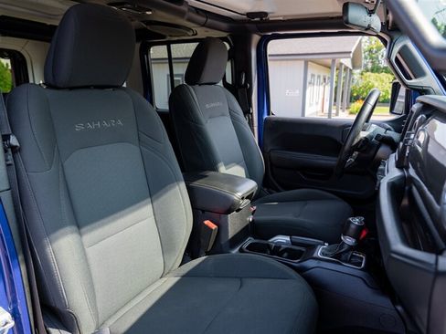 Used 2018 Jeep Wrangler Unlimited Sahara w/ Dual Top Group AWD/4WD image 19