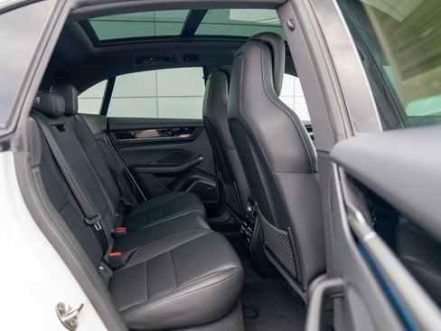 Certified 2025 Porsche Macan Electric image 23