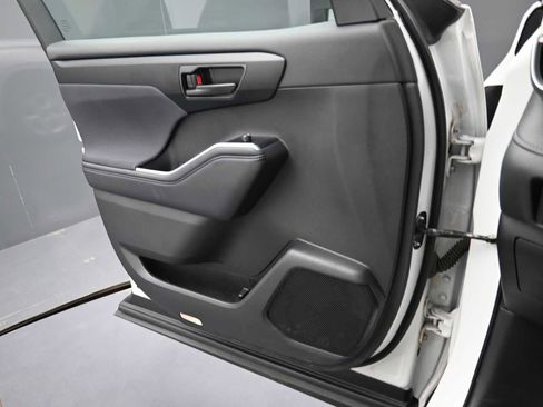 Used 2025 Toyota Highlander LE image 11