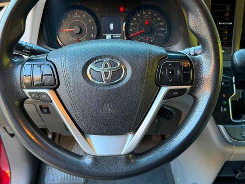 Used 2016 Toyota Sienna LE image 30