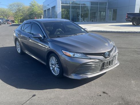 Used 2020 Toyota Camry XLE FWD image 2