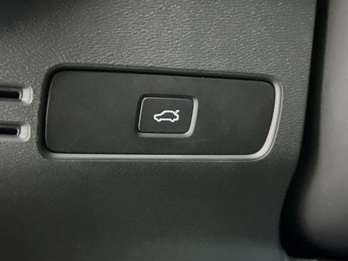 Used 2025 Volvo XC40 B5 Plus image 17