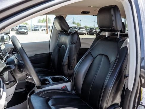 Used 2023 Chrysler Pacifica Touring-L FWD image 24