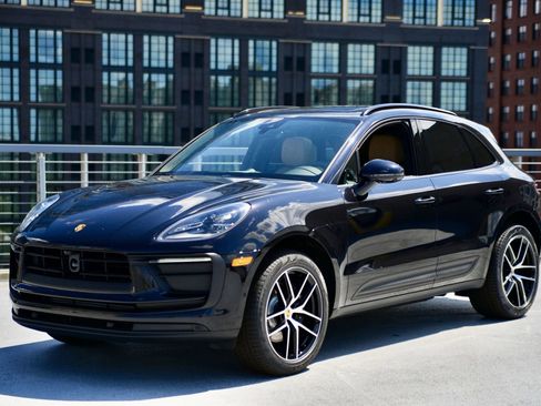 Certified 2025 Porsche Macan image 1