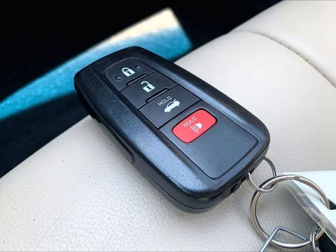 Used 2018 Toyota Camry XLE FWD image 15