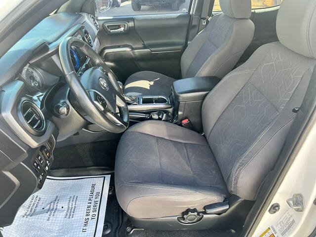 Used 2017 Toyota Tacoma TRD Sport AWD/4WD image 13