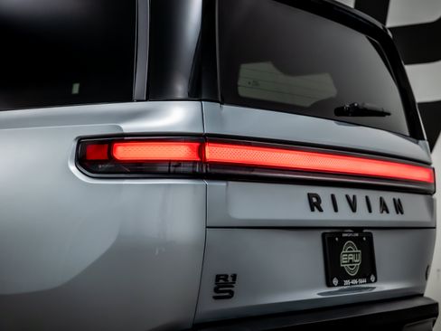 Used 2025 Rivian R1S Adventure Dual AWD/4WD image 13