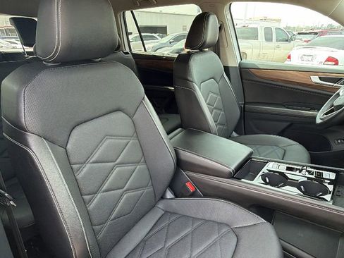 Used 2025 Volkswagen Atlas SE image 40