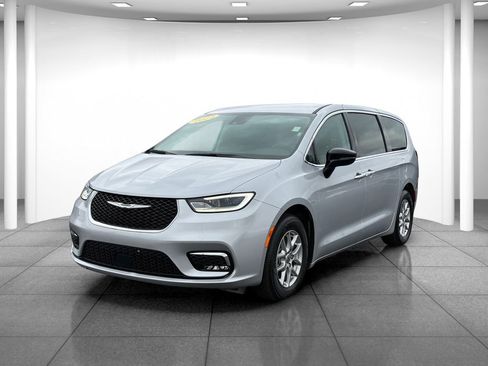 Used 2024 Chrysler Pacifica Touring-L FWD image 3