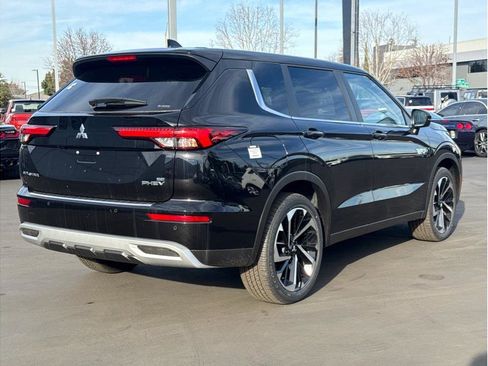 Used 2025 Mitsubishi Outlander SE image 5