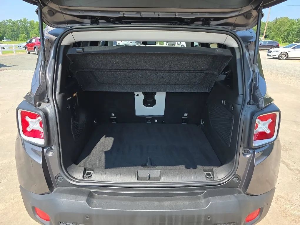 Used 2018 Jeep Renegade Limited w/ UConnect 8.4 Nav Group FWD image 50