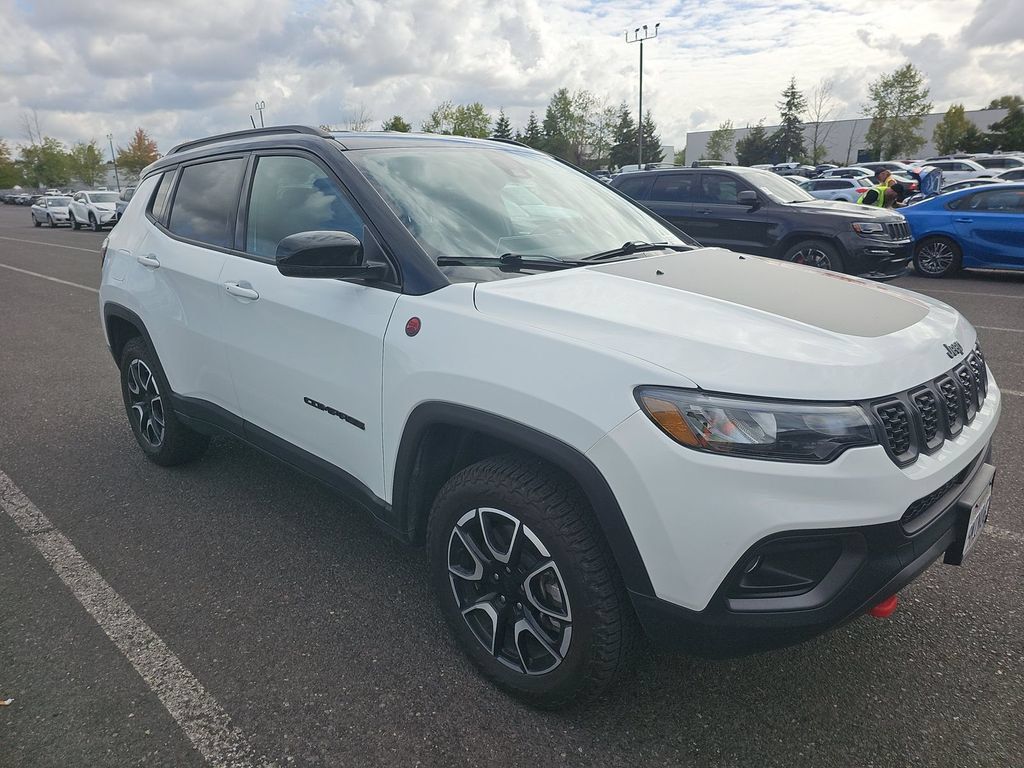 Used 2024 Jeep Compass Trailhawk AWD/4WD image 2