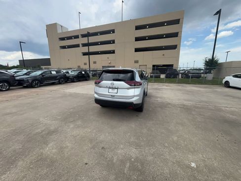 Used 2025 Nissan Rogue SV FWD image 12