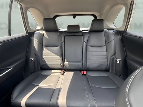 Used 2019 Toyota RAV4 Limited FWD image 6
