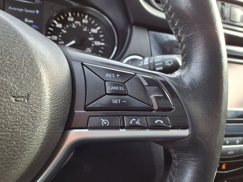 Used 2017 Nissan Rogue SV w/ SV Premium Package image 13