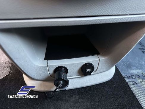 Used 2019 Dodge Grand Caravan SE w/ UConnect Hands-Free Group image 32