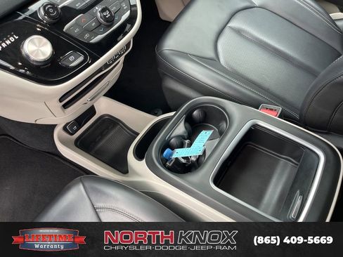 Used 2023 Chrysler Pacifica Touring-L FWD image 10